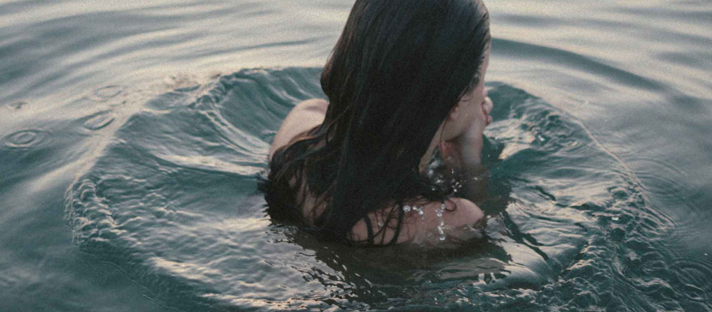 MUJER EN EL MAR